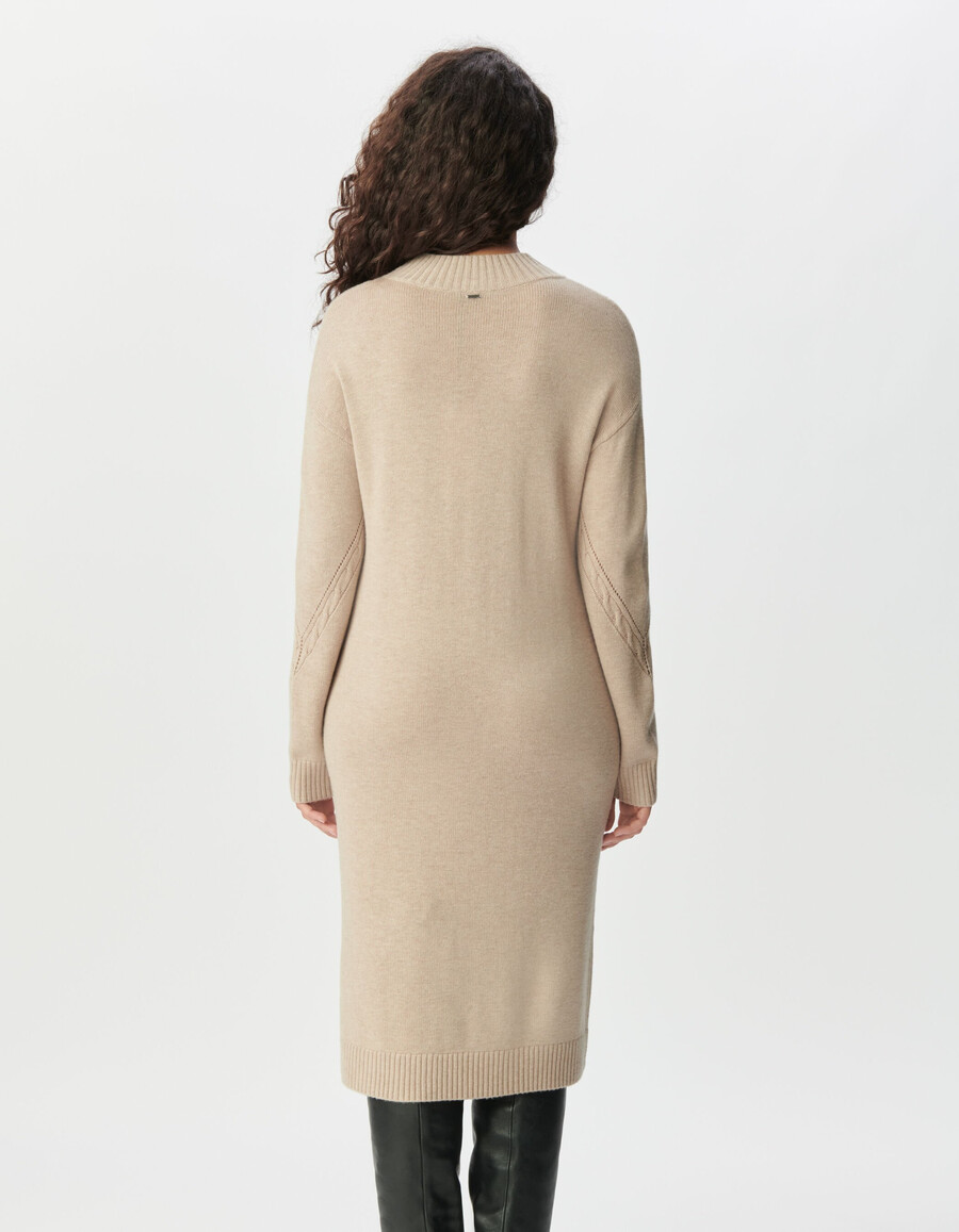 abito in maglia beige da donna con lavorazione a trecce piazzata