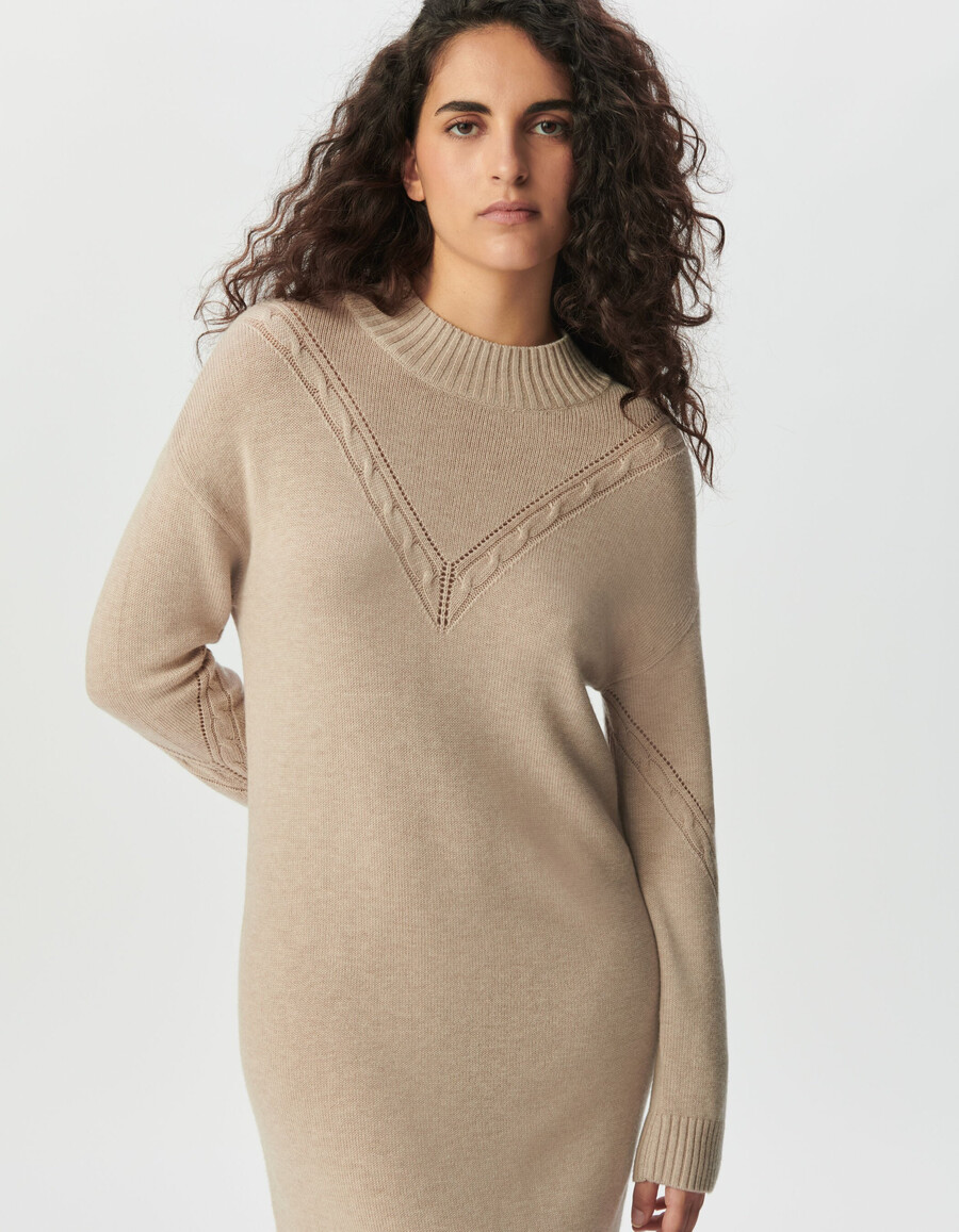 abito in maglia beige da donna con lavorazione a trecce piazzata