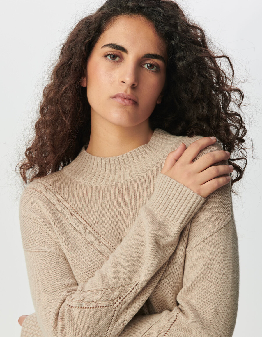 abito in maglia beige da donna con lavorazione a trecce piazzata