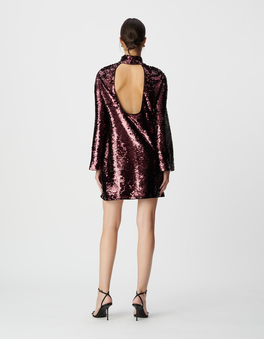 abito da donna con paillettes bordeaux e schiena scoperta