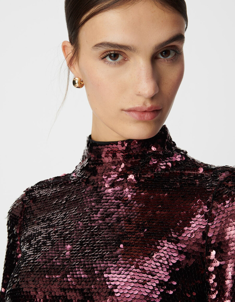 abito da donna con paillettes bordeaux e schiena scoperta