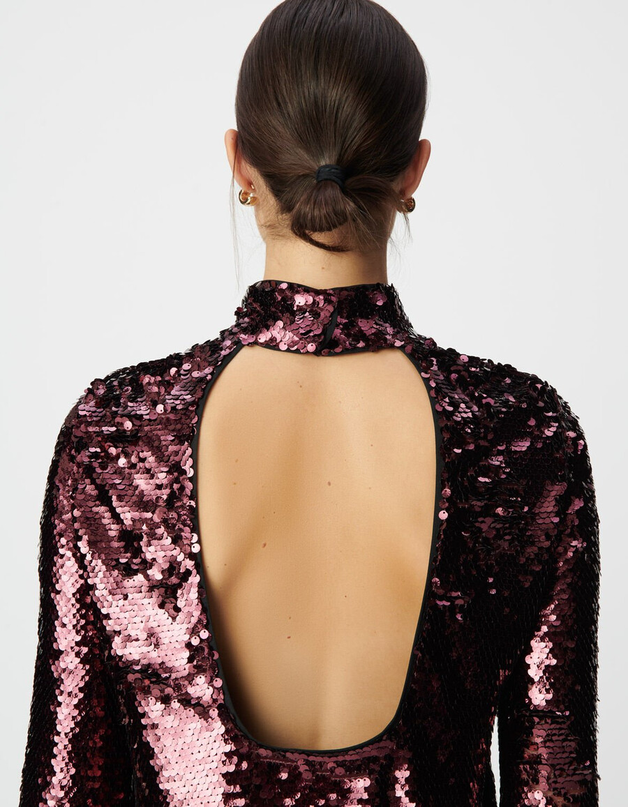 abito da donna con paillettes bordeaux e schiena scoperta