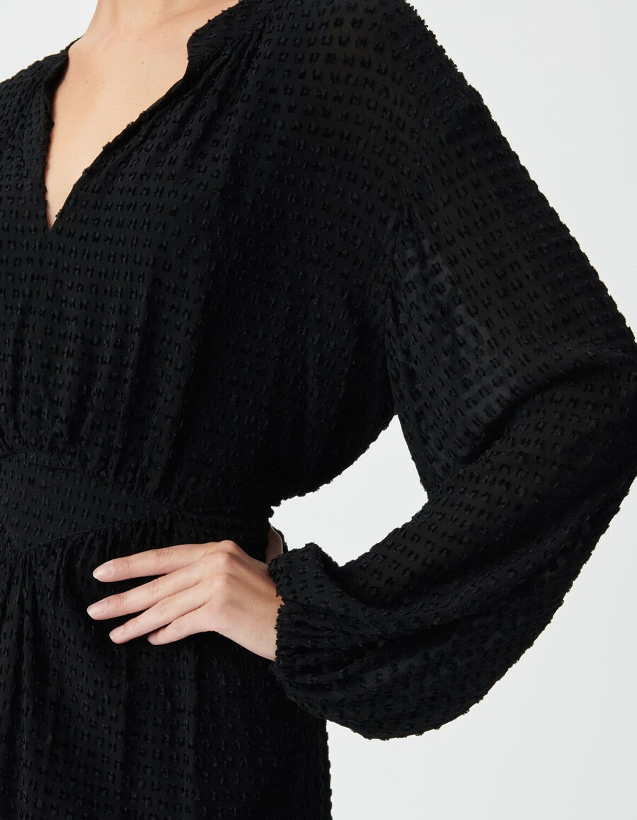 abito nero a maniche lunghe con scollo a v per donna