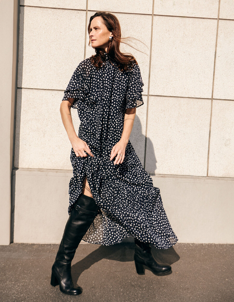 abito lungo da donna con stampa a pois blu navy e colletto drappeggiato