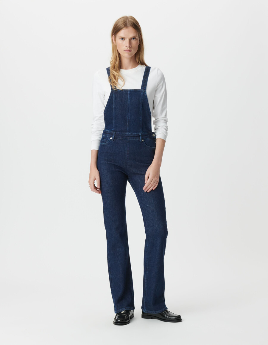 salopette da donna in denim blu con taglio a zampa