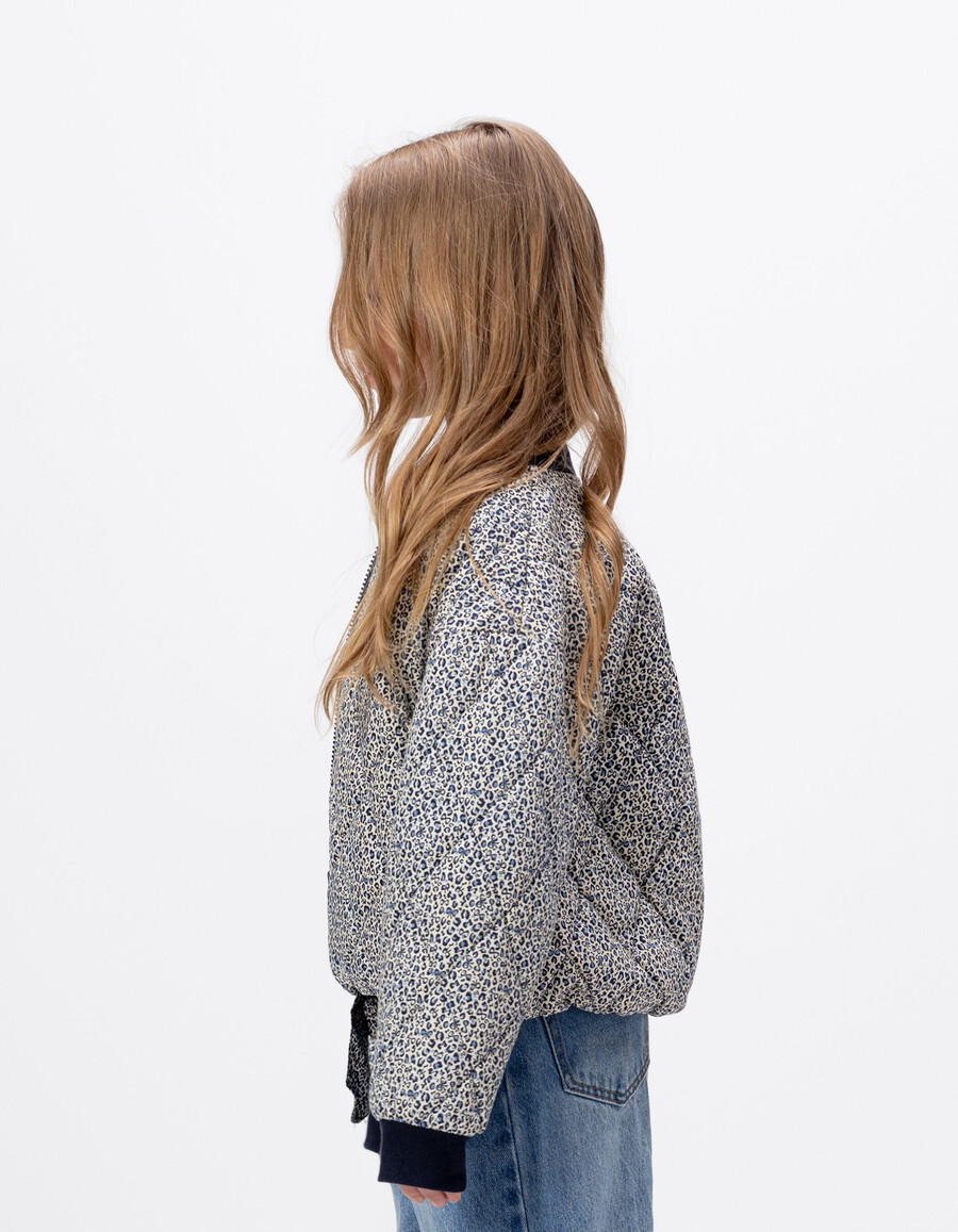 cardigan trapuntato blu navy per bambine con stampa leopardata e fiocco