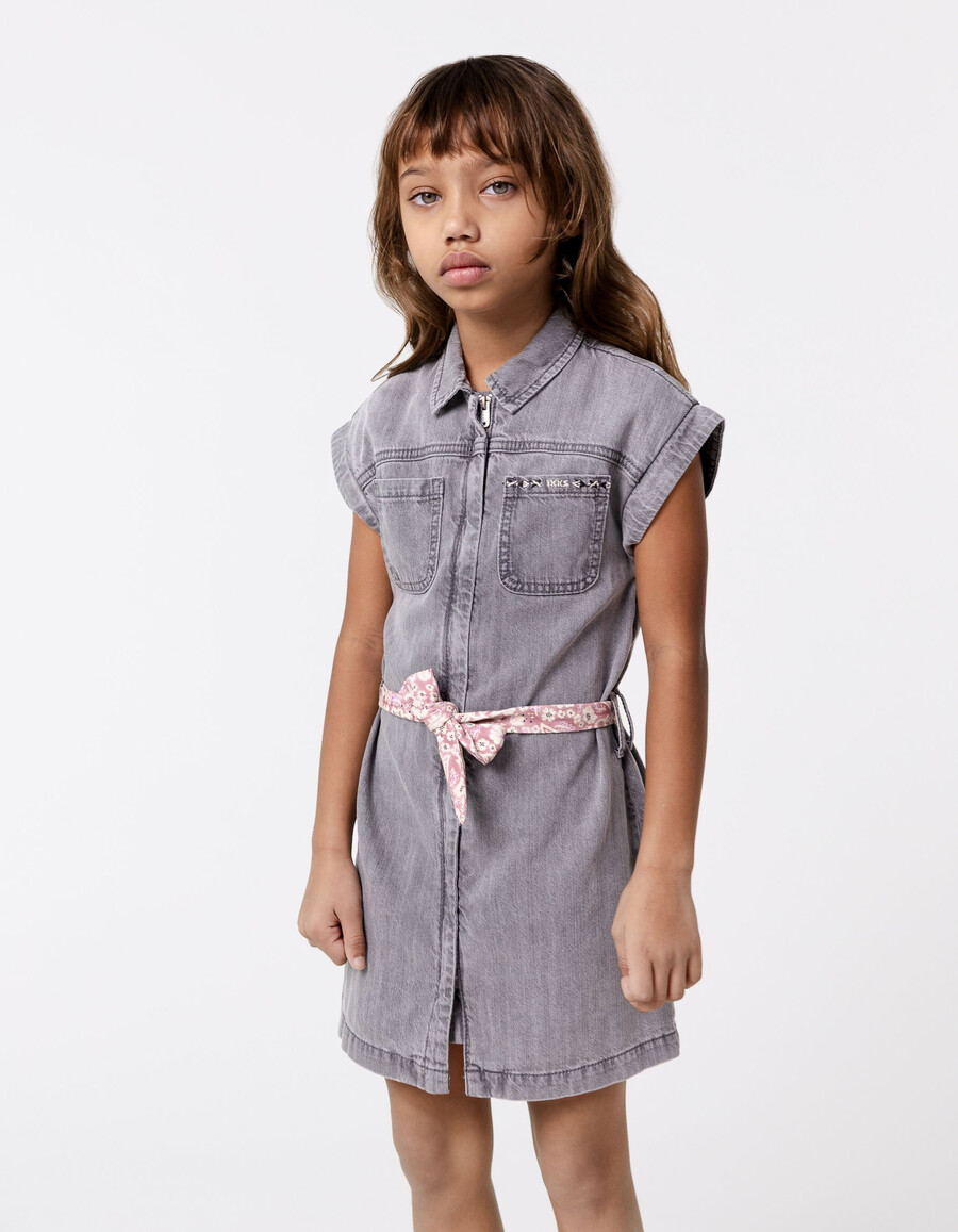 vestito in denim grigio con cintura stampata in cotone biologico per bambina