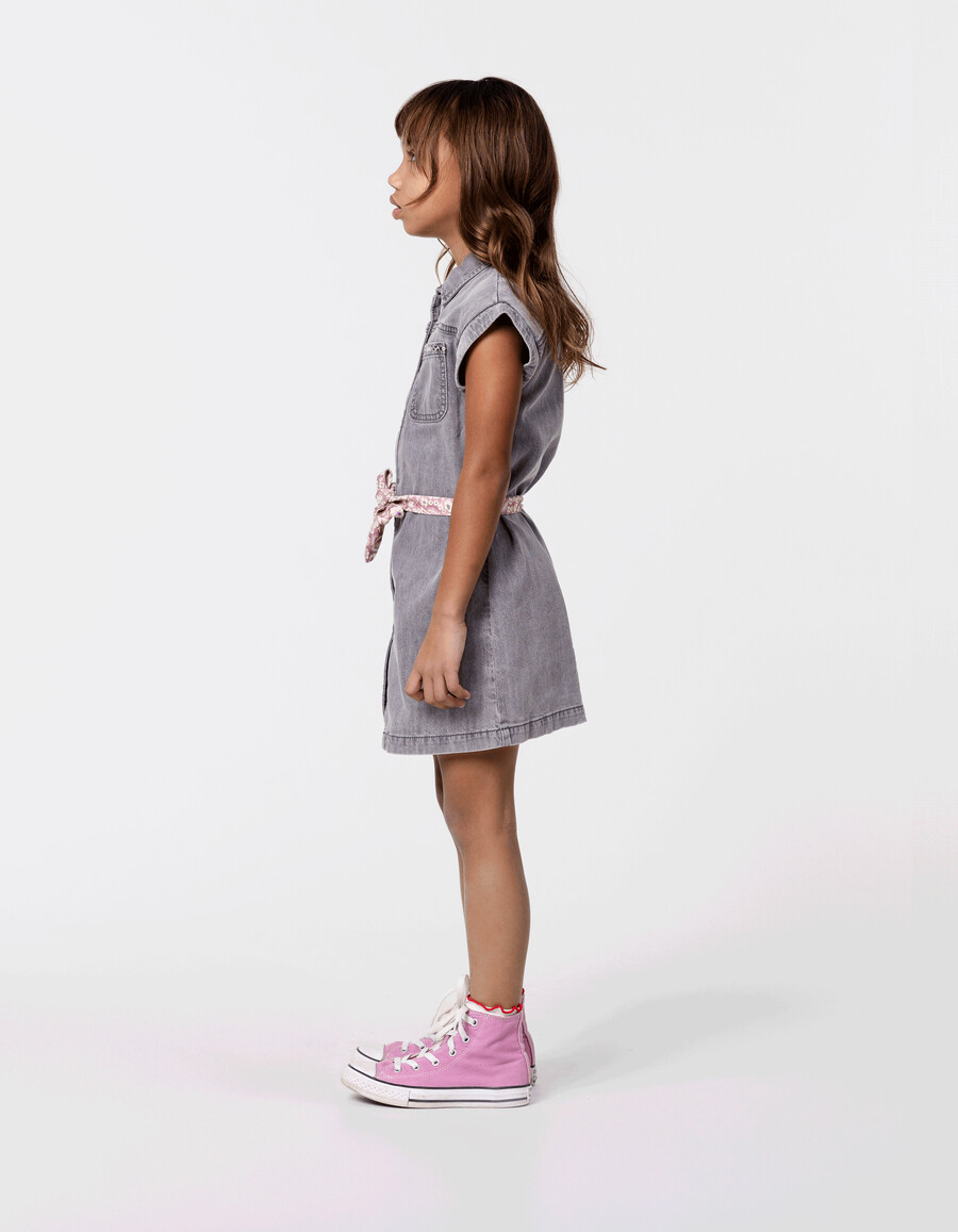 vestito in denim grigio con cintura stampata in cotone biologico per bambina