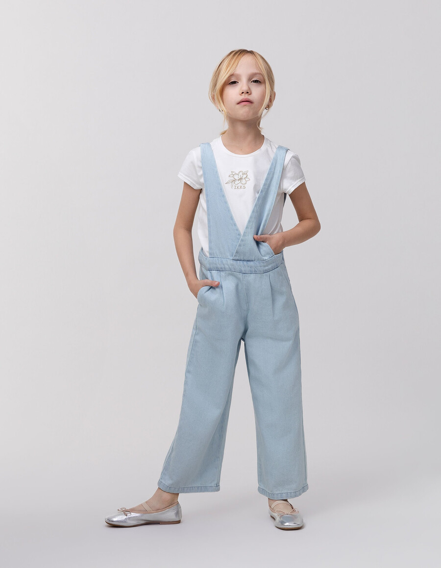 completo di salopette e maglietta in denim blu per bambina