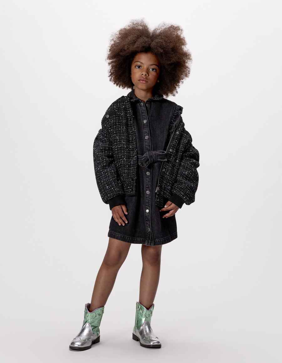 abito in denim grigio con cintura e dettagli arricciati per bambine
