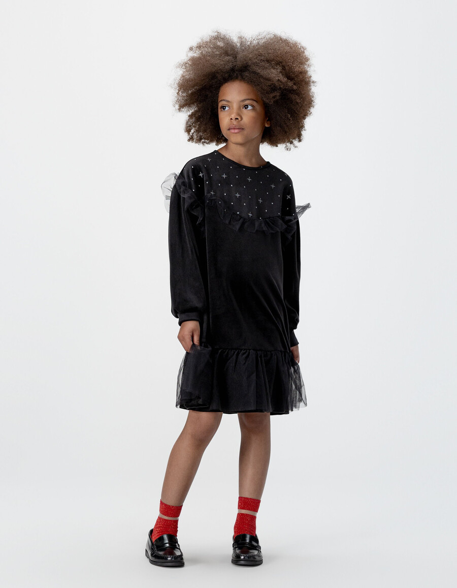abito da bambina in velluto nero ricamato con volant in tulle