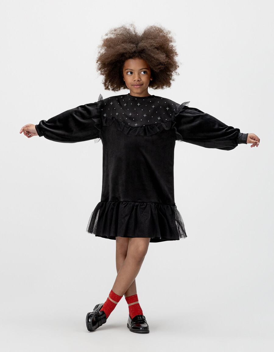 abito da bambina in velluto nero ricamato con volant in tulle