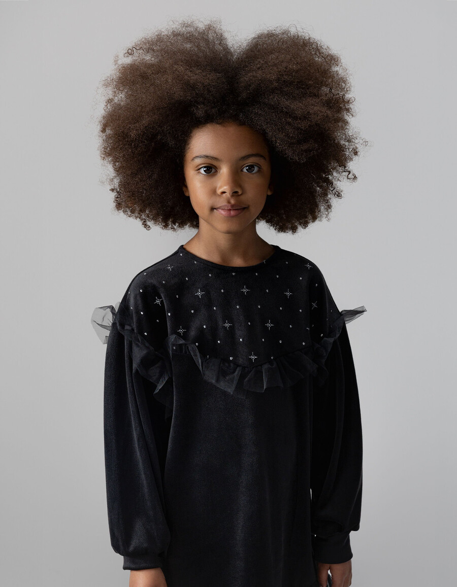 abito da bambina in velluto nero ricamato con volant in tulle