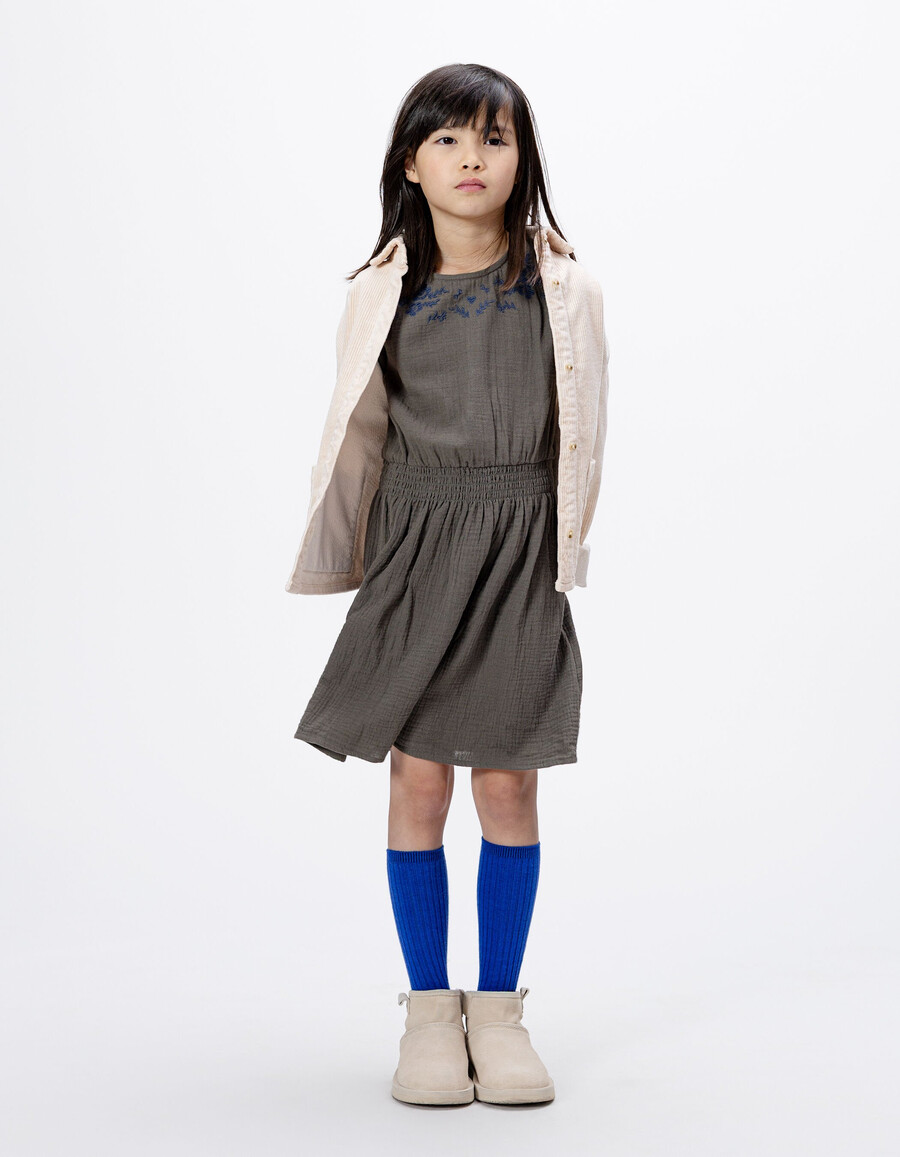 abito color cachi per bambine con ricamo floreale blu navy