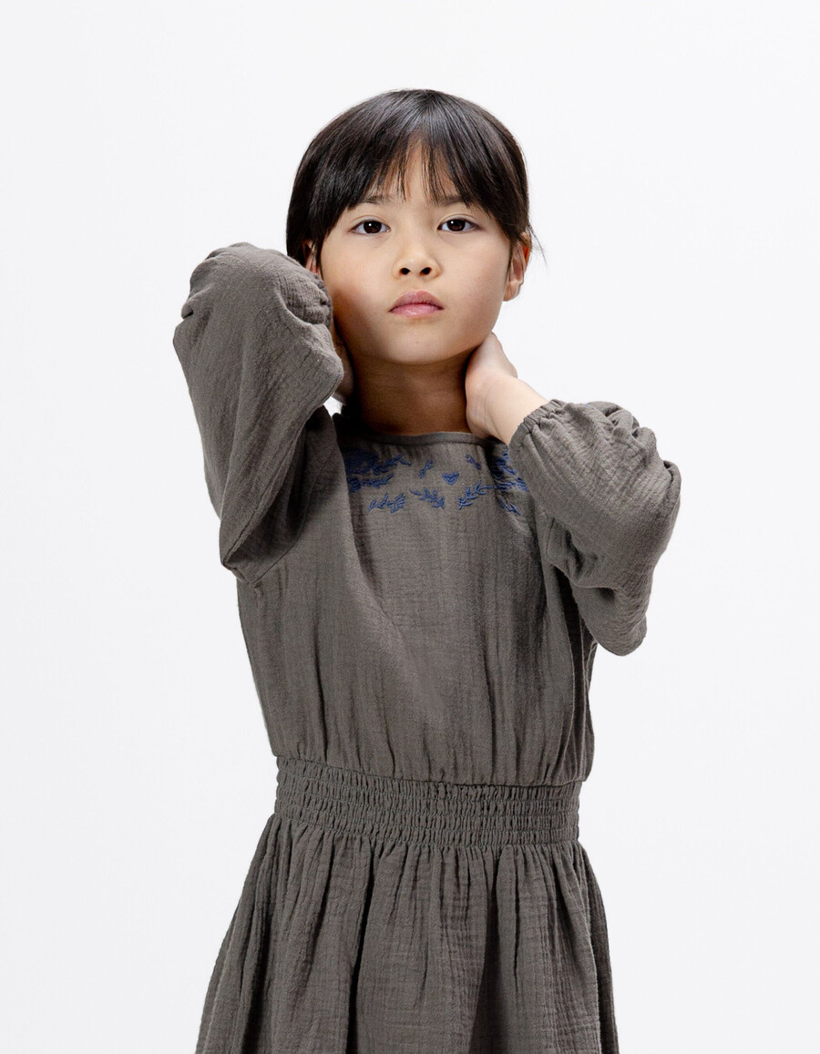 abito color cachi per bambine con ricamo floreale blu navy