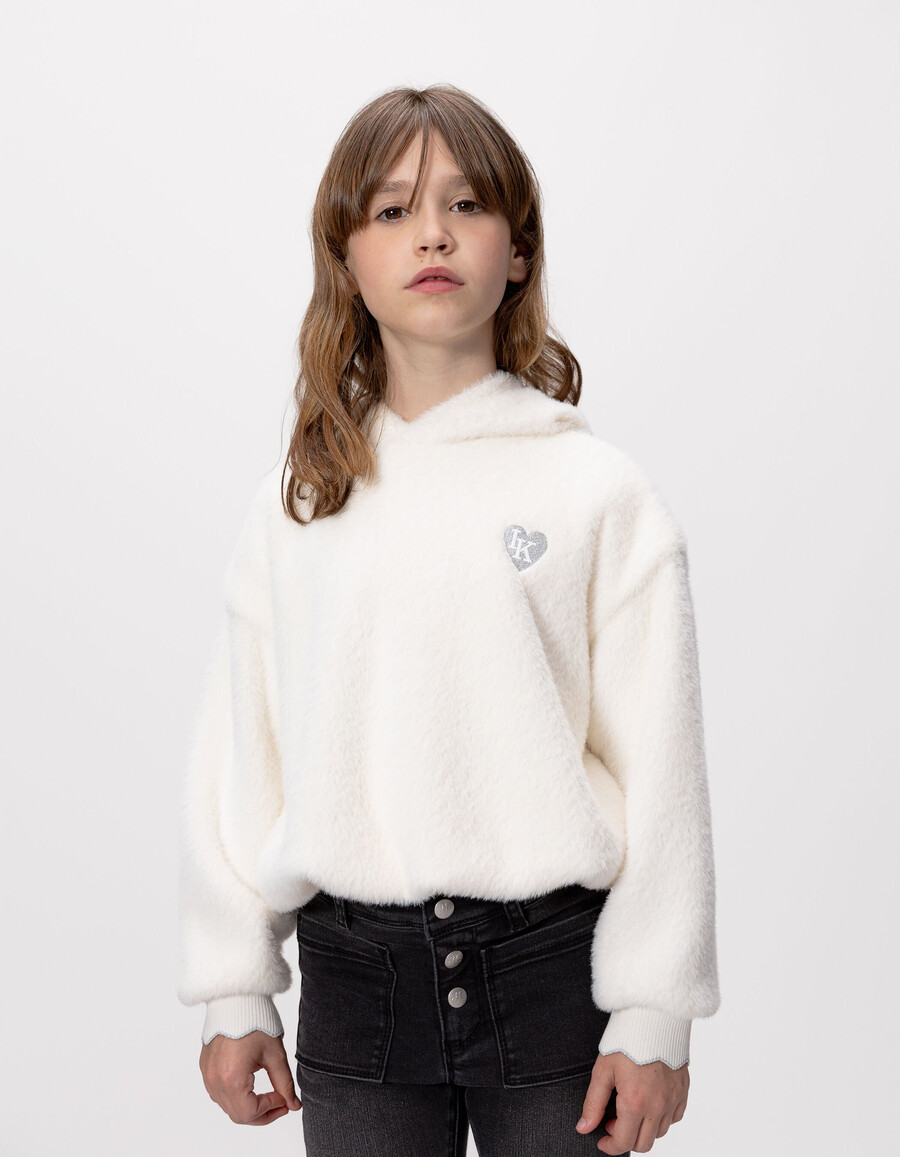 felpa con cappuccio morbida color ecru da bambina con stemma a forma di cuore