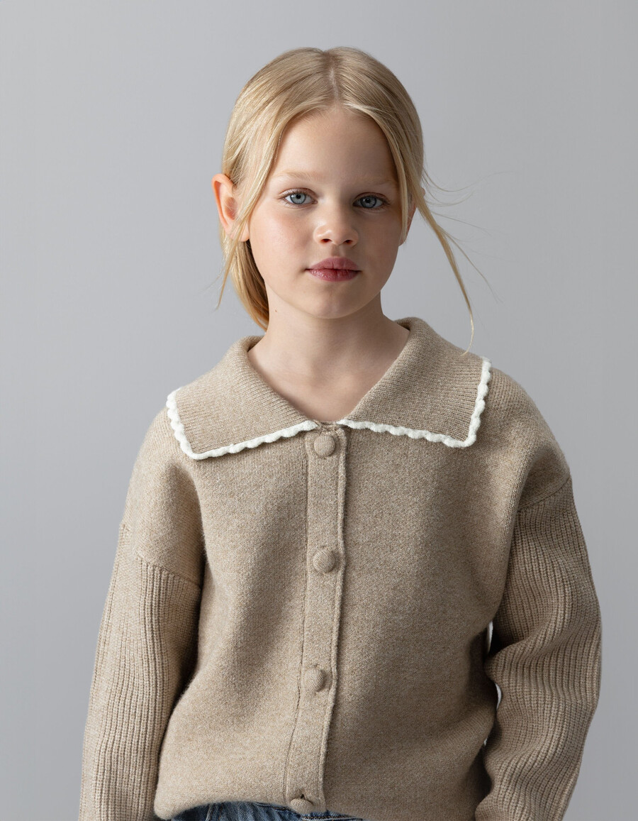 cardigan beige in maglia con maniche a coste per bambine