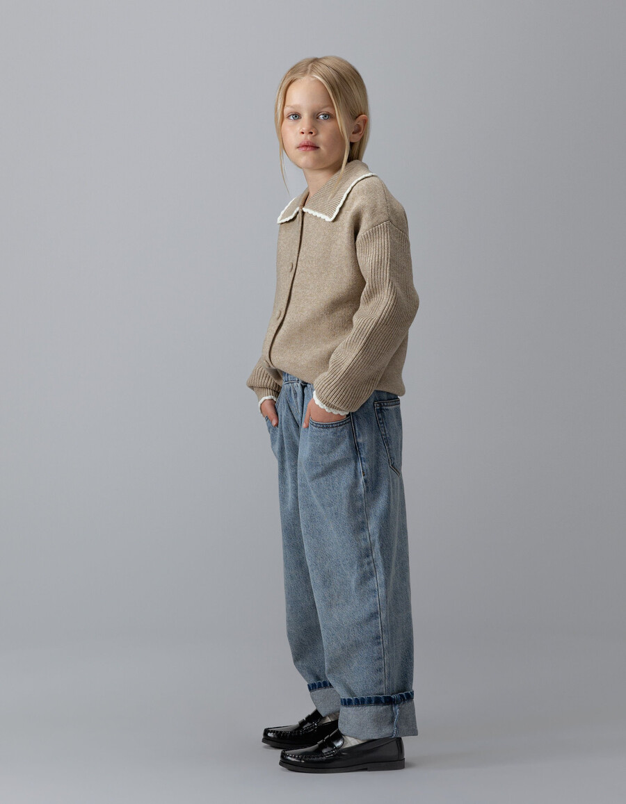 cardigan beige in maglia con maniche a coste per bambine