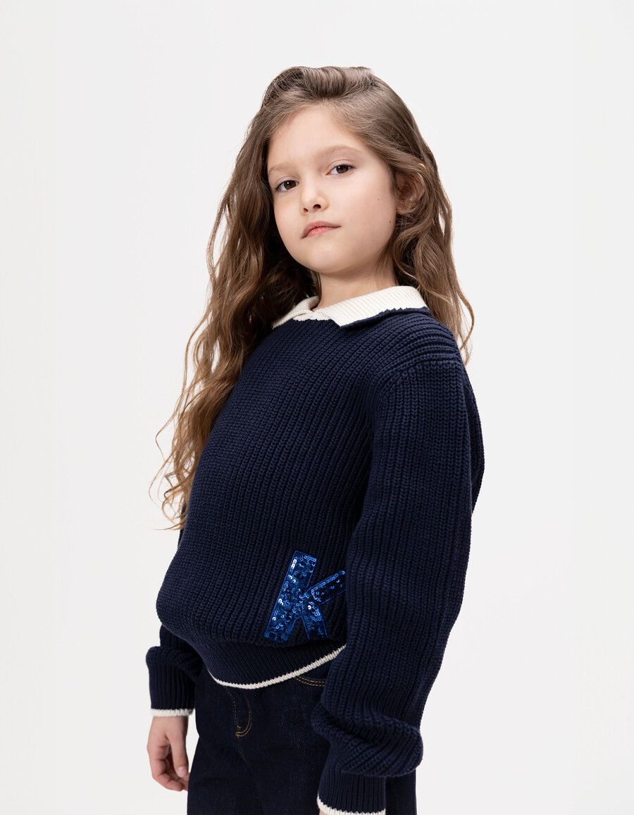 maglione blu navy da bambina colletto écru lettera con paillettes