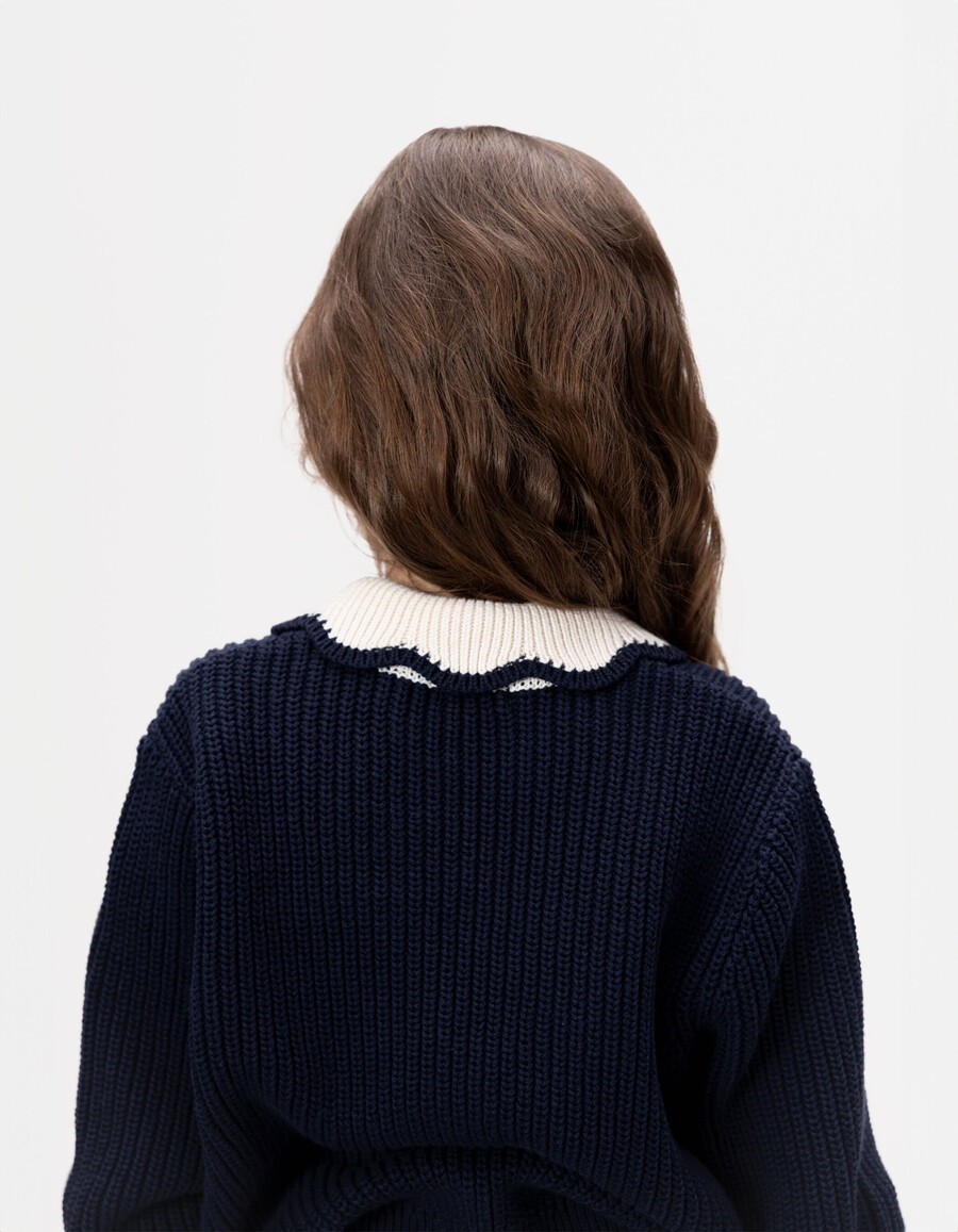 maglione blu navy da bambina colletto écru lettera con paillettes