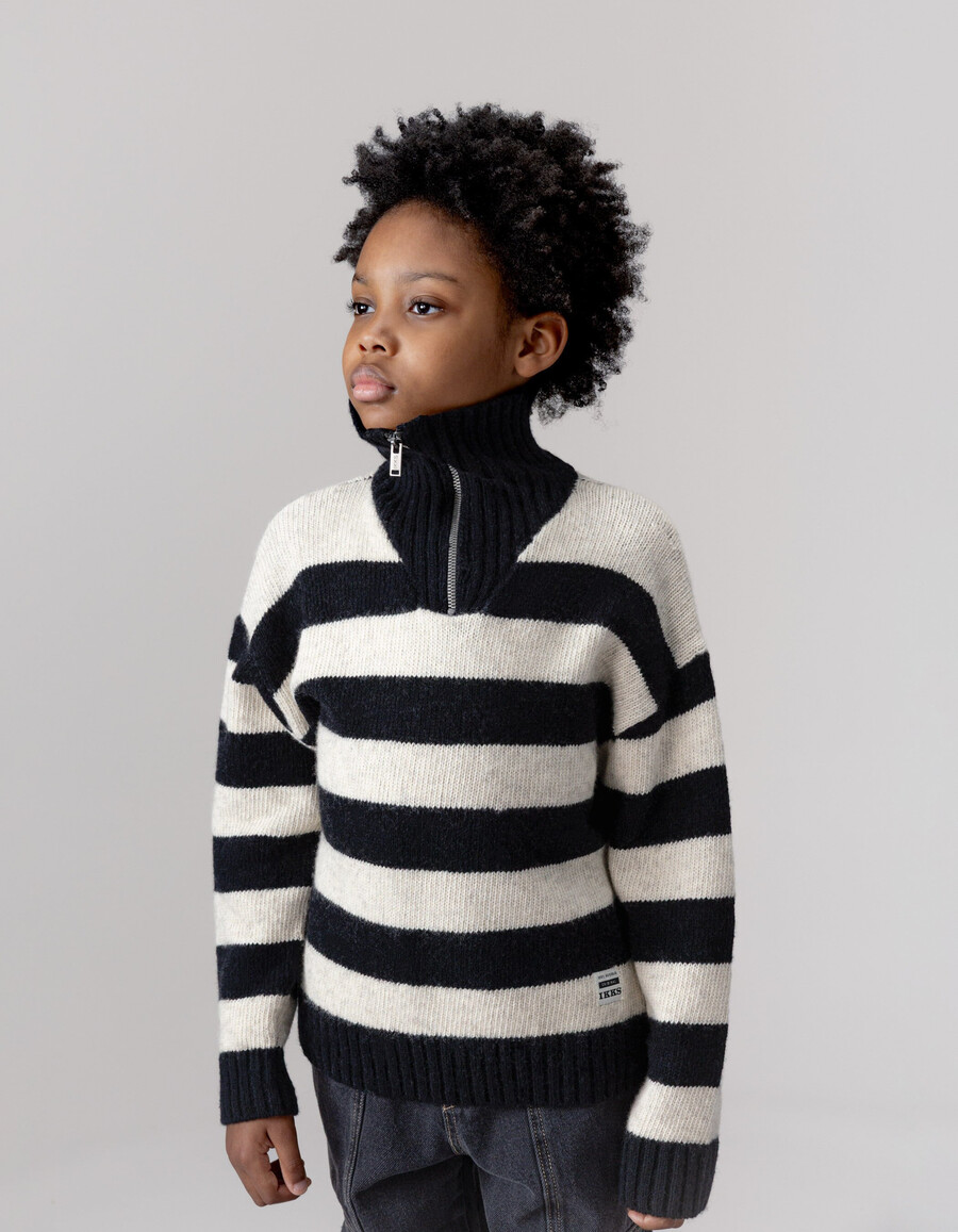 maglione nero con zip e collo a righe beige per bambini