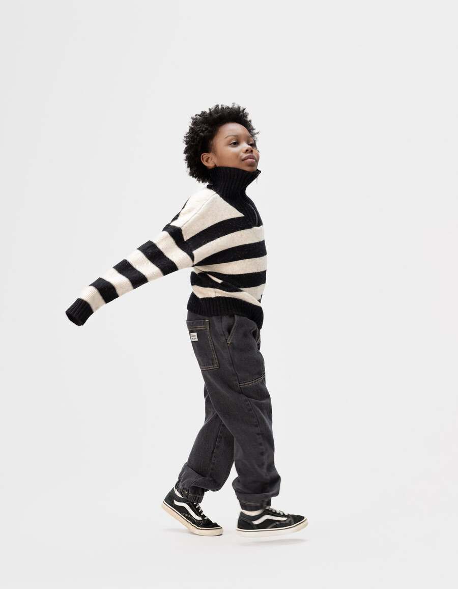 maglione nero con zip e collo a righe beige per bambini