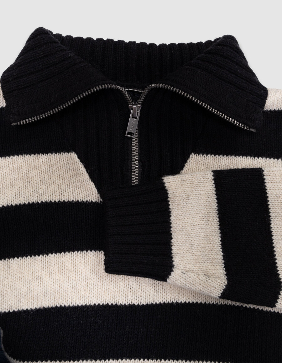 maglione nero con zip e collo a righe beige per bambini