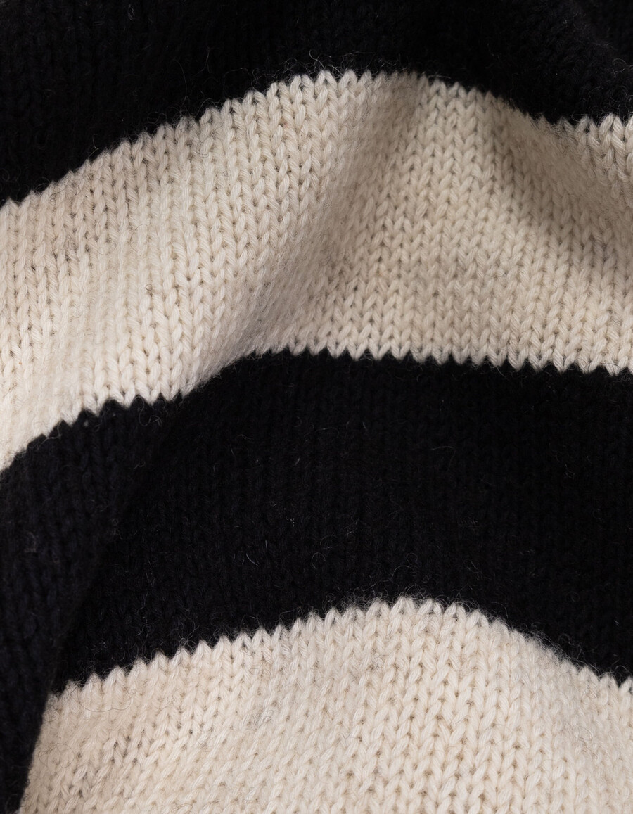 maglione nero con zip e collo a righe beige per bambini