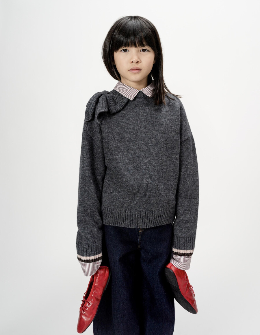 maglione grigio lavorato a maglia per bambine con fiocco xl sulla spalla