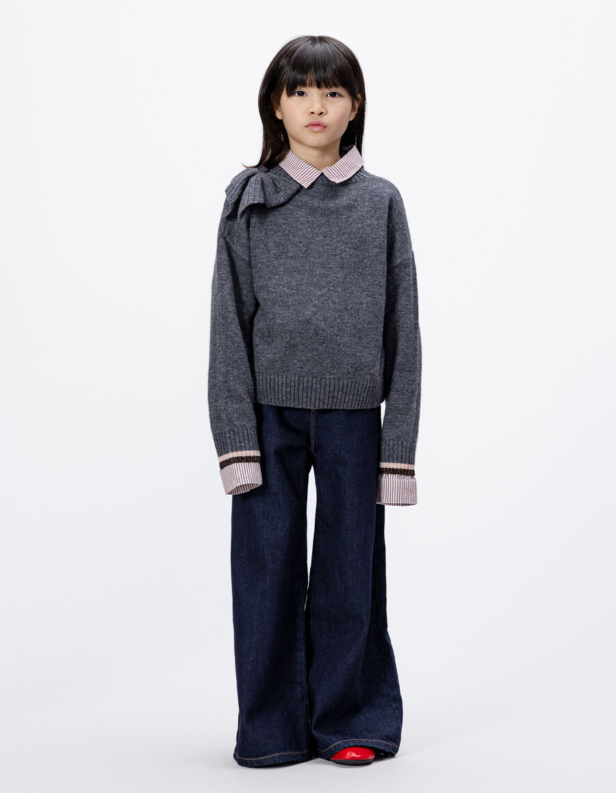 maglione grigio lavorato a maglia per bambine con fiocco xl sulla spalla