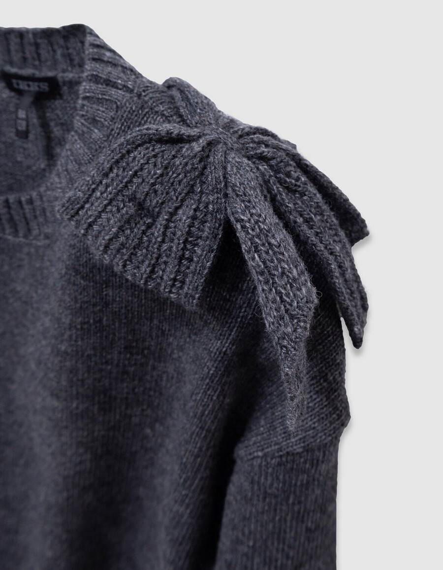 maglione grigio lavorato a maglia per bambine con fiocco xl sulla spalla