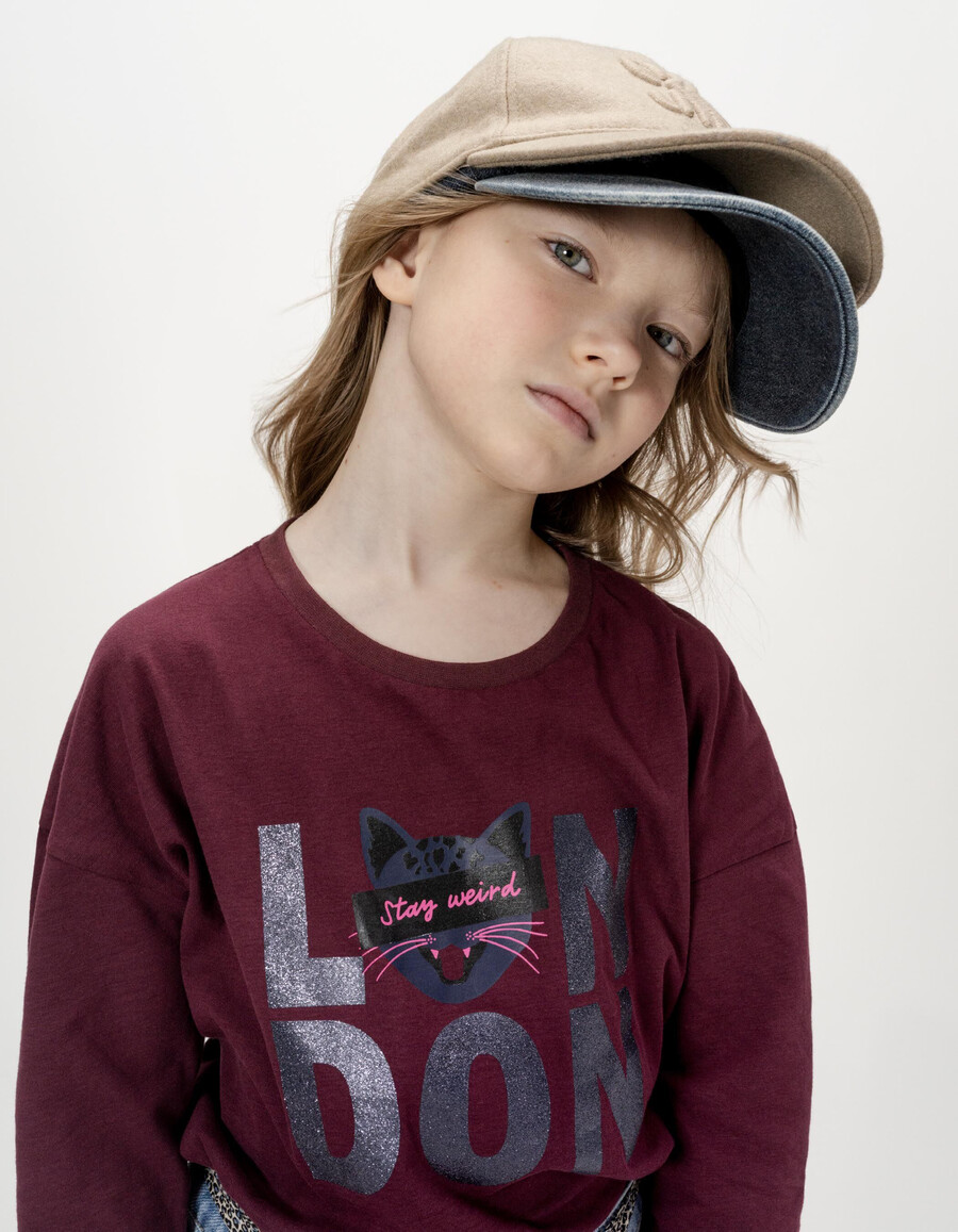 maglietta da bambina in cotone biologico bordeaux con slogan e gatto