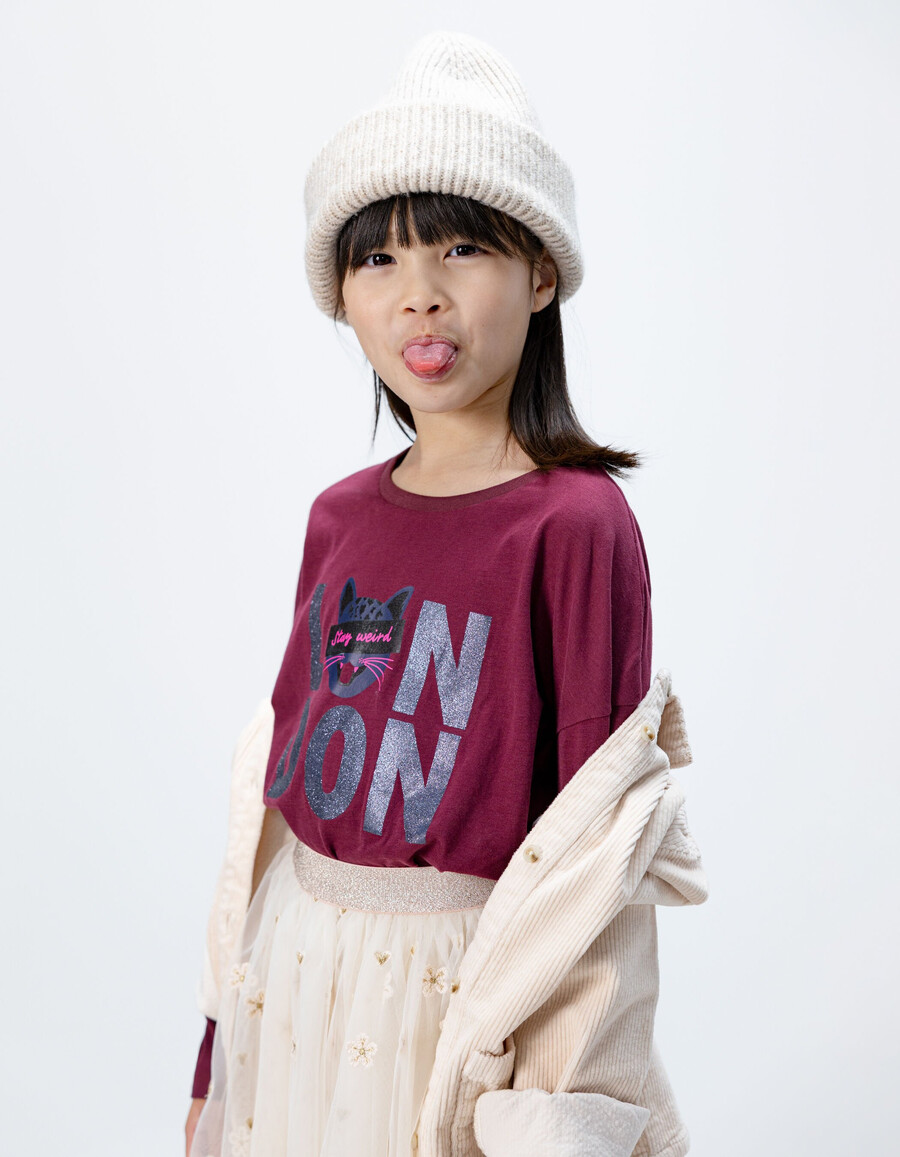 maglietta da bambina in cotone biologico bordeaux con slogan e gatto