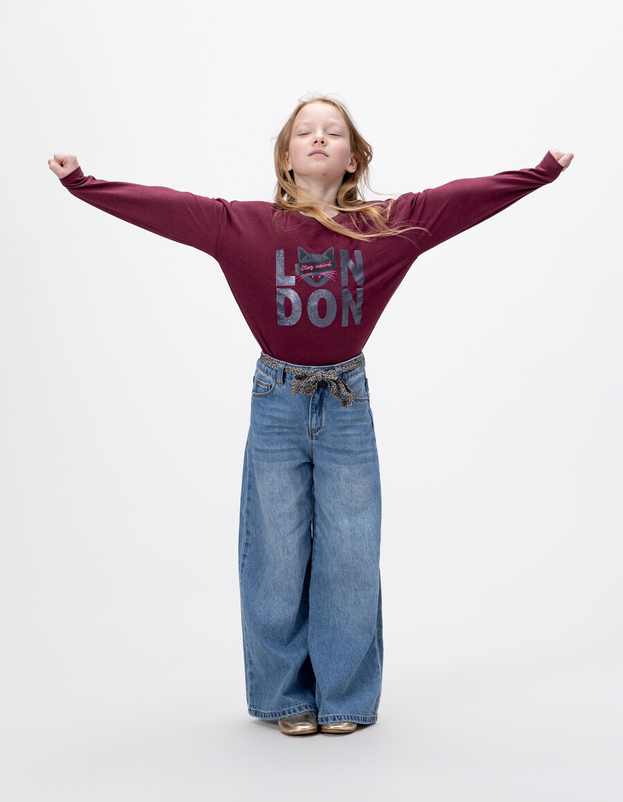 maglietta da bambina in cotone biologico bordeaux con slogan e gatto