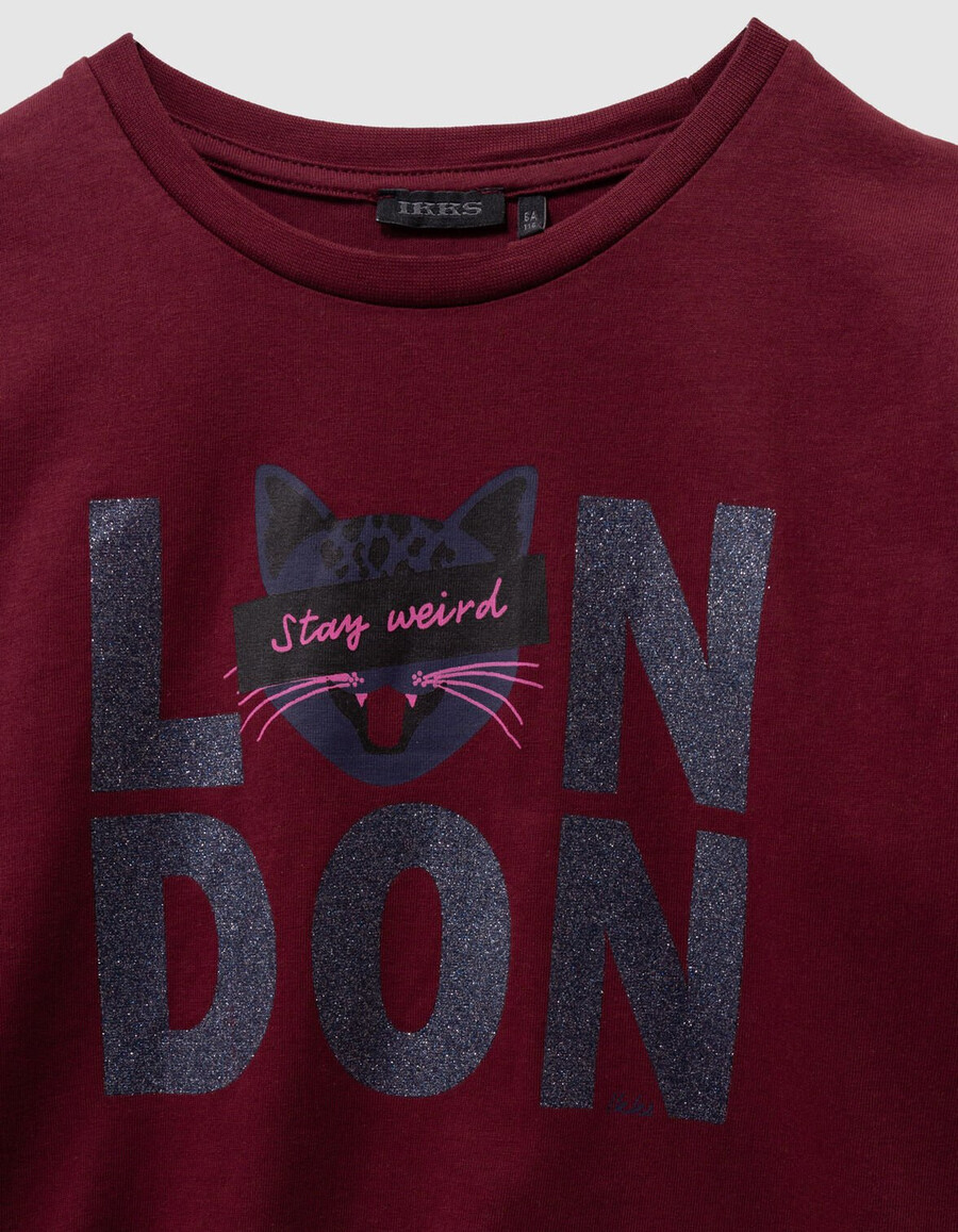 maglietta da bambina in cotone biologico bordeaux con slogan e gatto