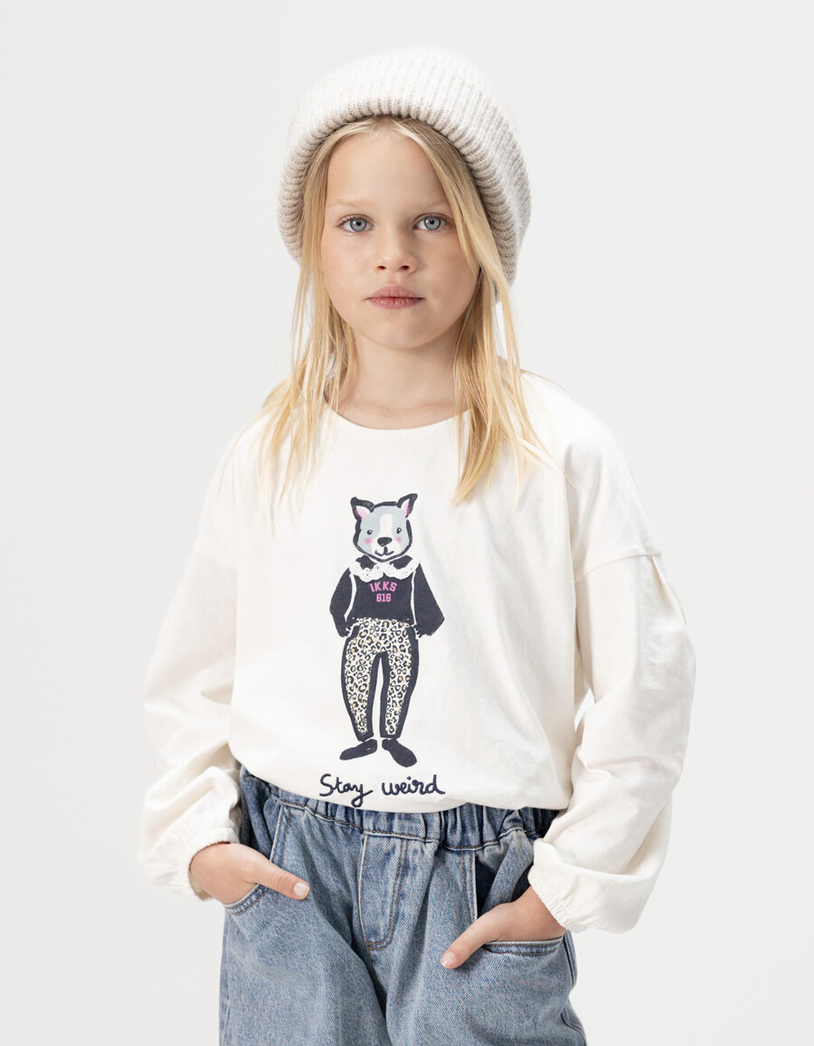 t-shirt da bambina in cotone biologico color écru con coniglio e colletto in pizzo 3d