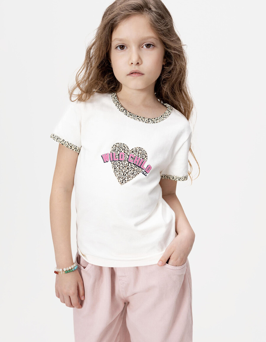 t-shirt da bambina in cotone biologico color écru con stampa leopardata e fiocco