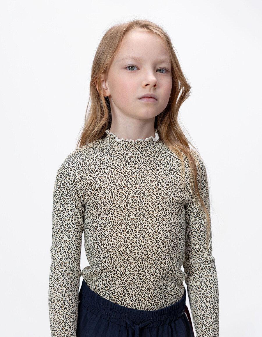 maglietta beige a collo alto con stampa leopardata e fiocco per bambine