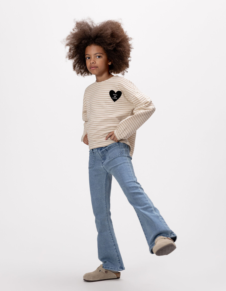 jeans blu a zampa da bambina con tasche applicate