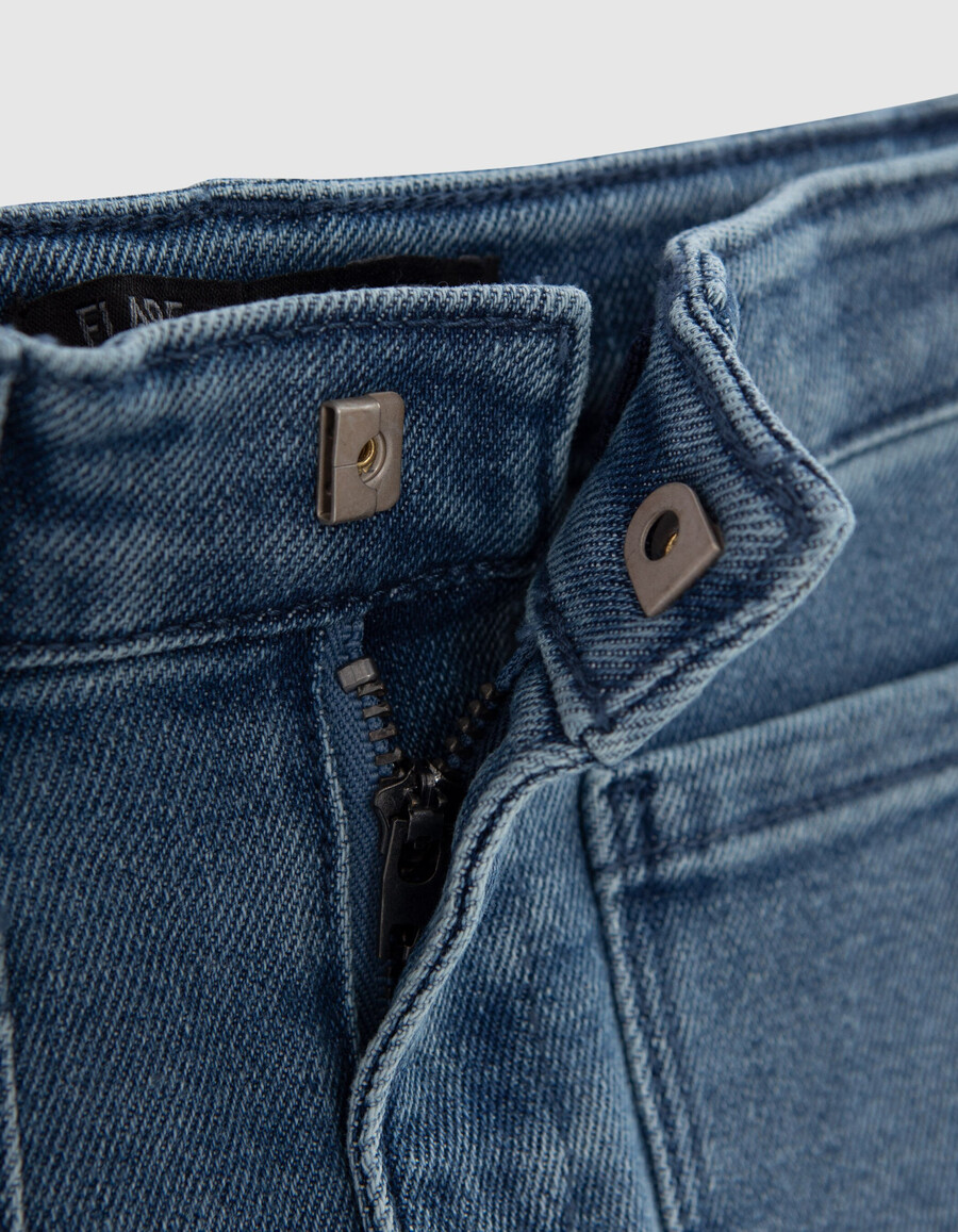 jeans blu a zampa da bambina con tasche applicate
