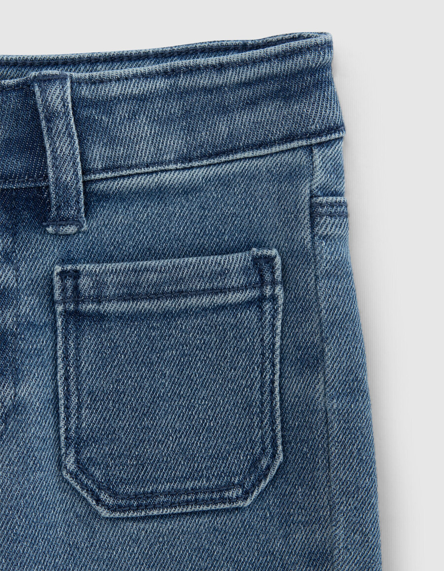 jeans blu a zampa da bambina con tasche applicate