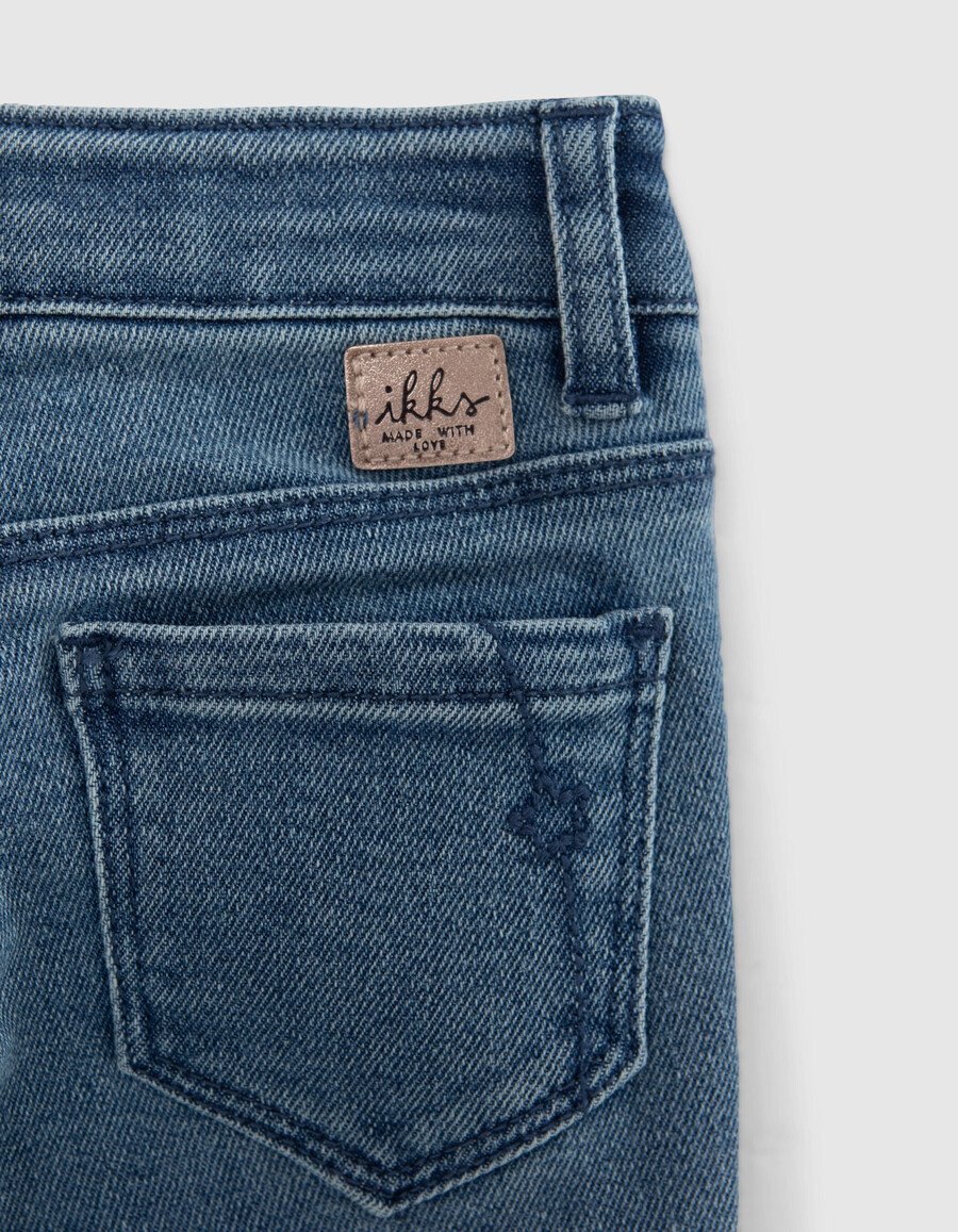 jeans blu a zampa da bambina con tasche applicate