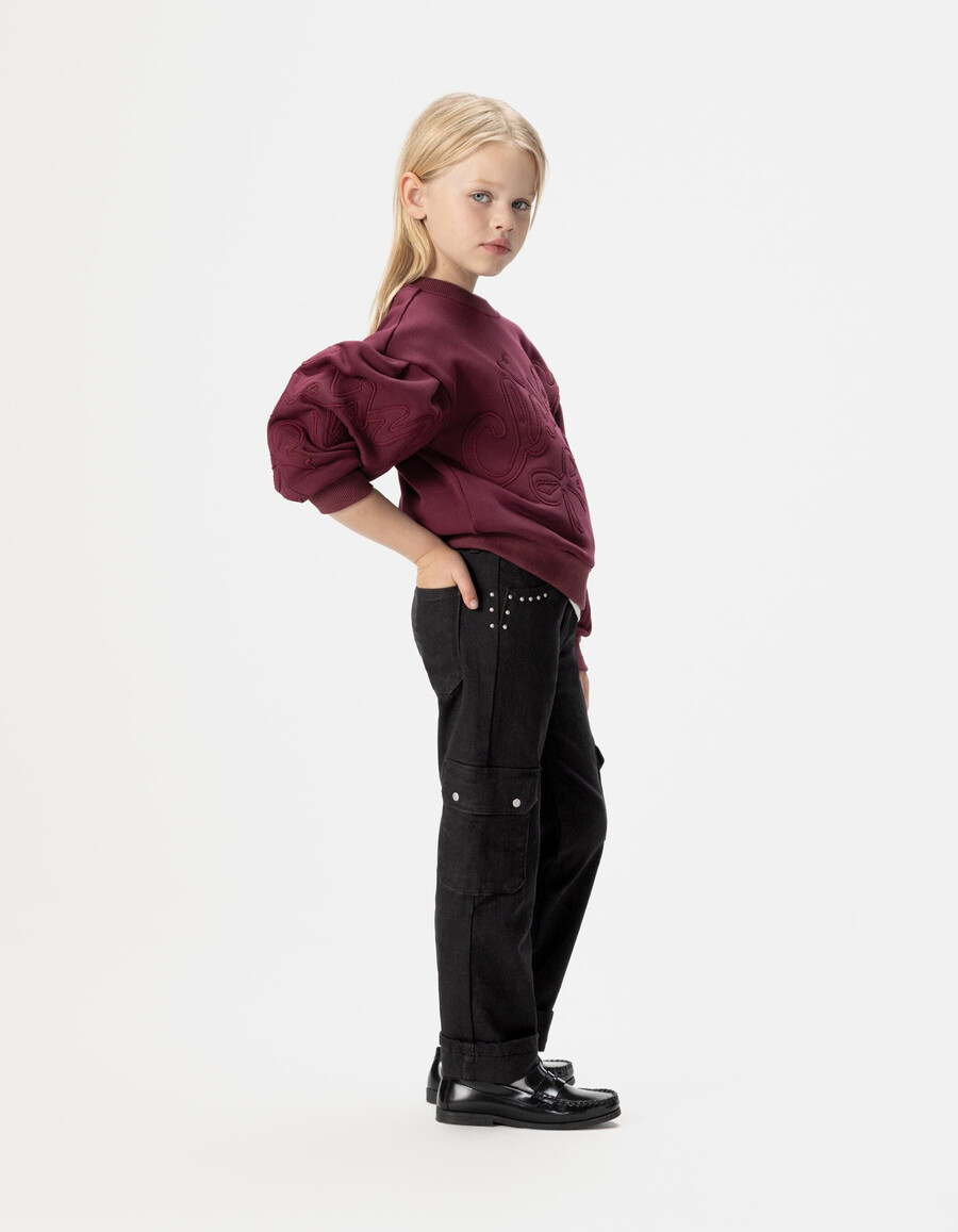 jeans cargo dritti con borchie nere da ragazza