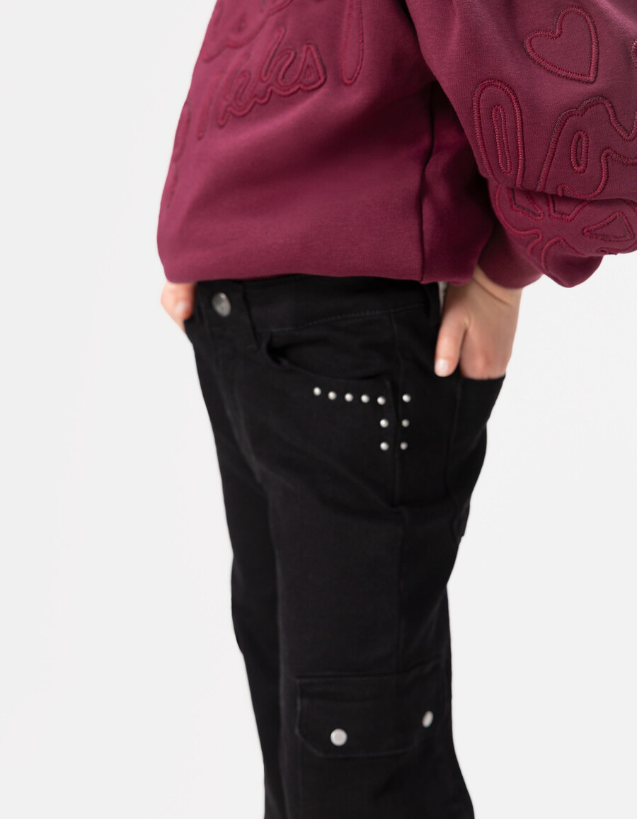 jeans cargo dritti con borchie nere da ragazza