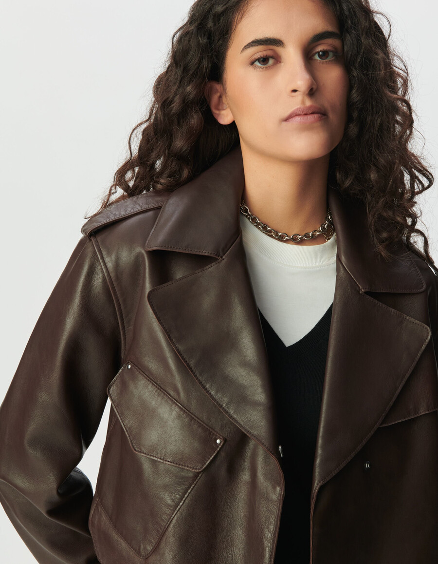 giacca corta in pelle marrone da donna in stile trench