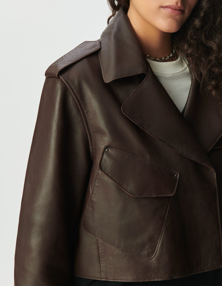 giacca corta in pelle marrone da donna in stile trench