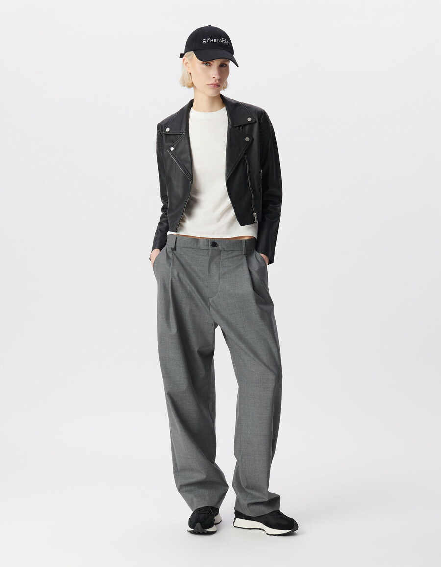 giacca corta in pelle nera da donna con spalle imbottite
