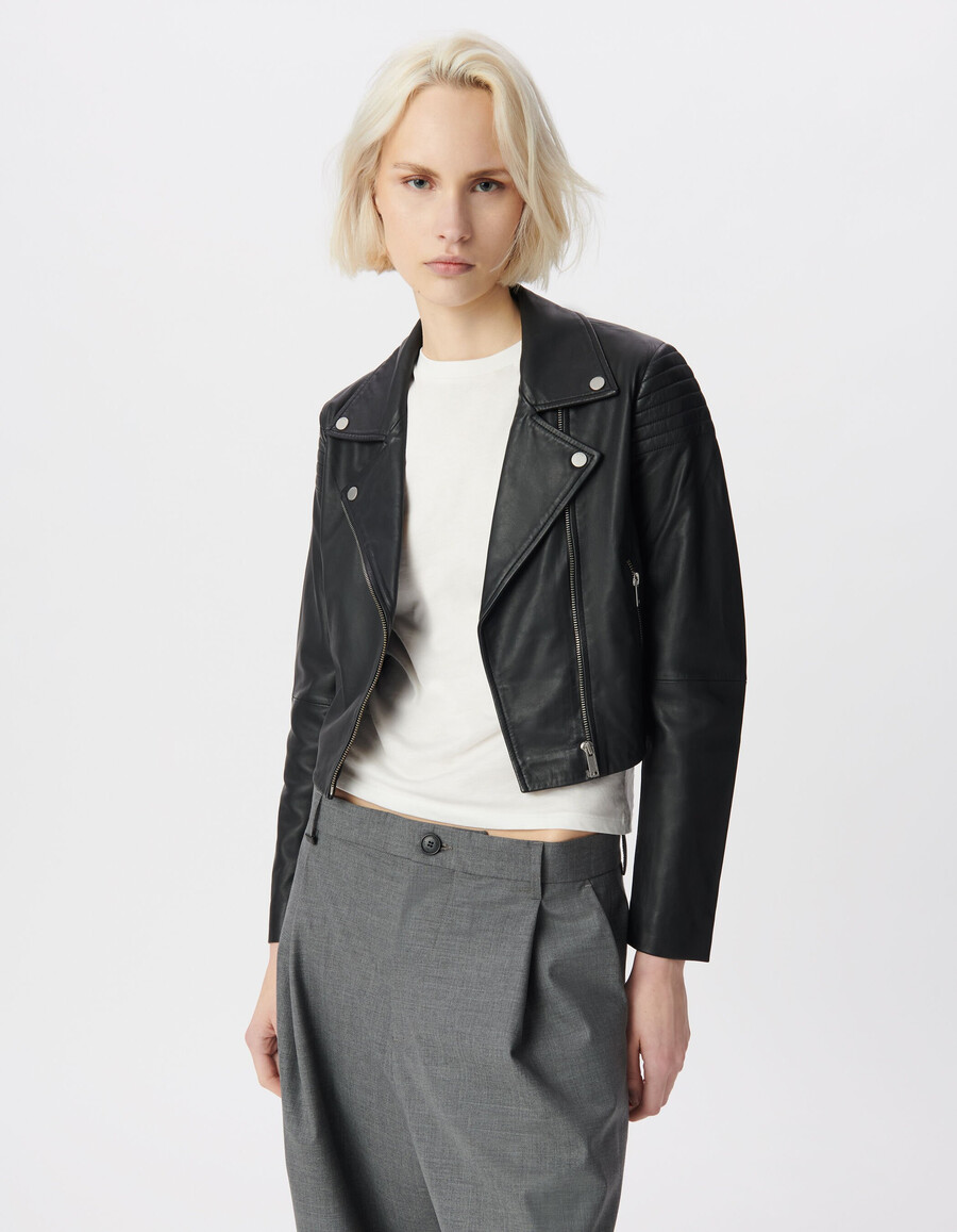 giacca corta in pelle nera da donna con spalle imbottite