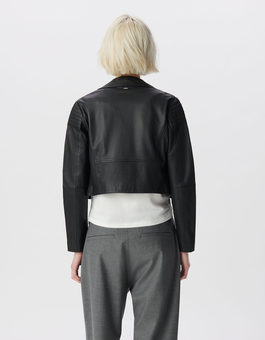 giacca corta in pelle nera da donna con spalle imbottite
