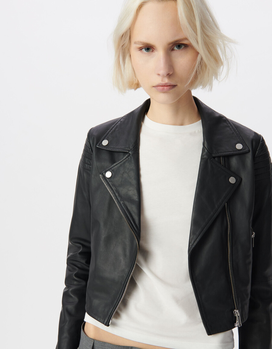 giacca corta in pelle nera da donna con spalle imbottite